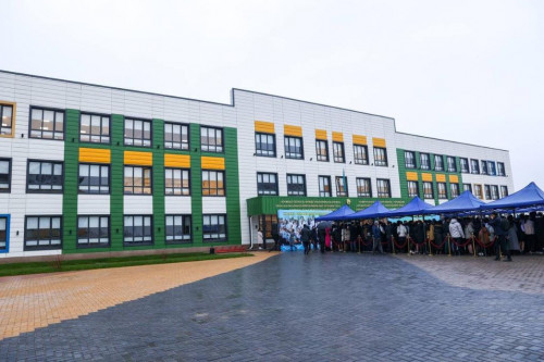 Elimizde taǵy eki jaıly mektep boı kóterdi