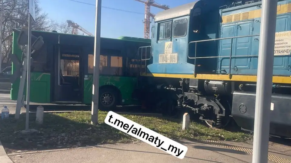 Almatyda avtobýs pen teplovoz soqtyǵysty