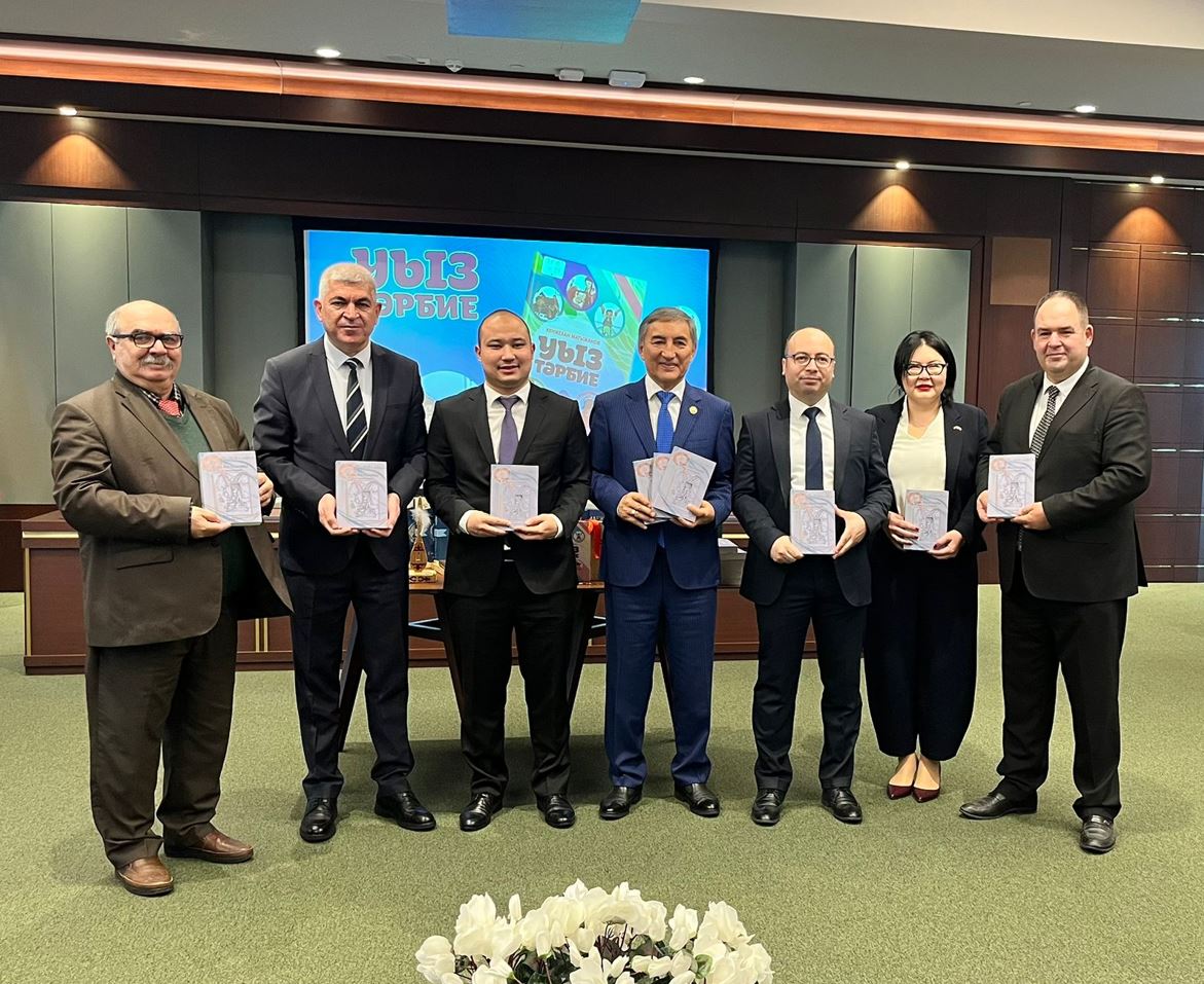 «Qazaqtyń otbasy folklory» túrik tilinde jaryq kórdi