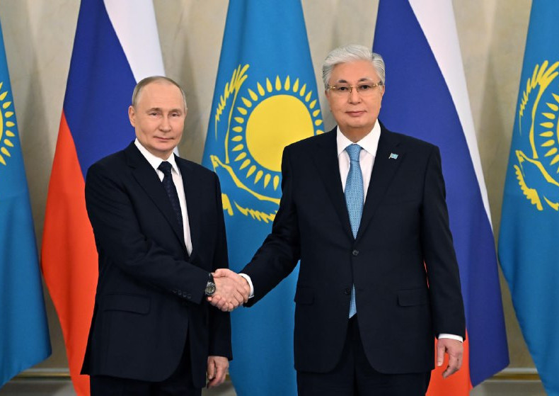 Qasym-Jomart Toqaev pen Vladımır Pýtın kelissóz júrgizdi
