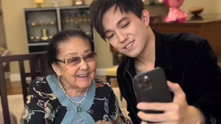 Dımash Qudaıbergen Bıbigúl Tólegenovaǵa tosyn syı jasady