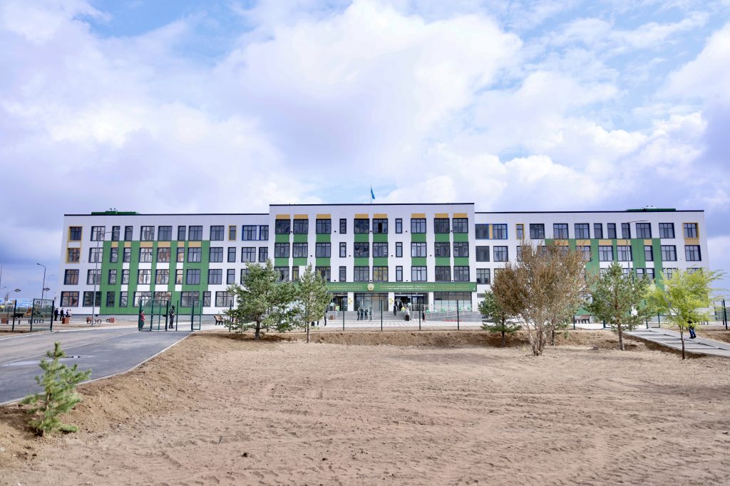 Jarqyraǵan «Jaıly mektep» Mirjaqyp Dýlatuly atyna suranyp tur