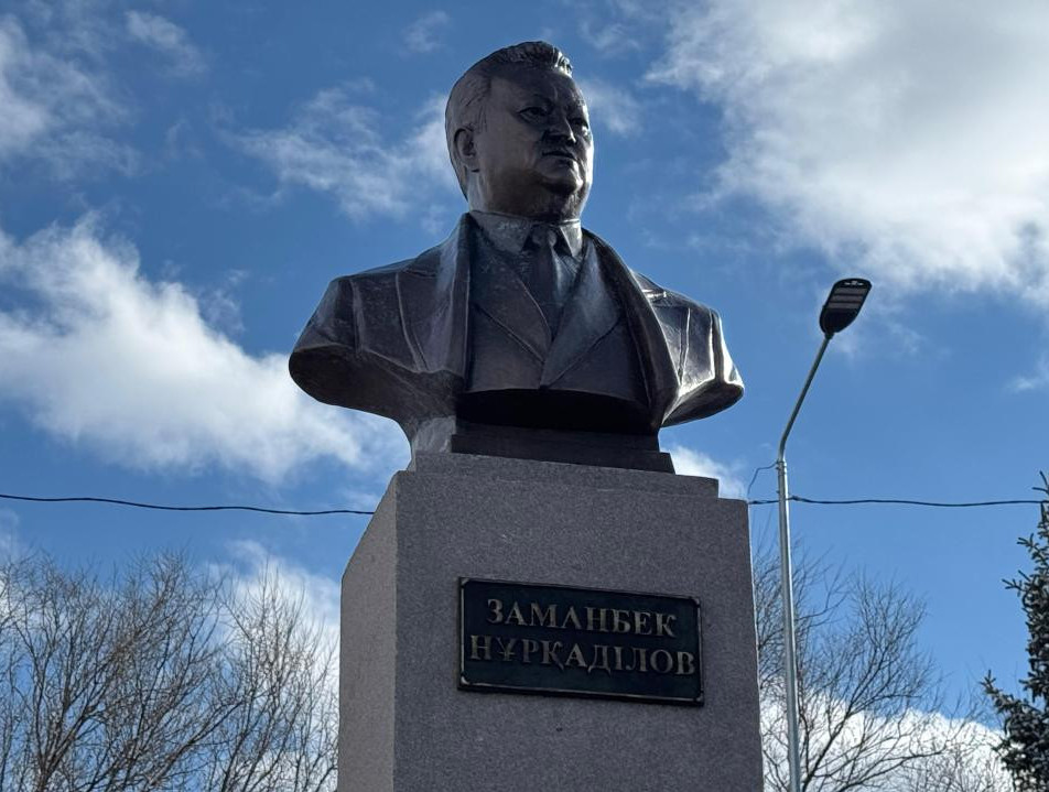 Zamanbek Nurqadilovtiń qurmetine eskertkish-bıýst ashyldy