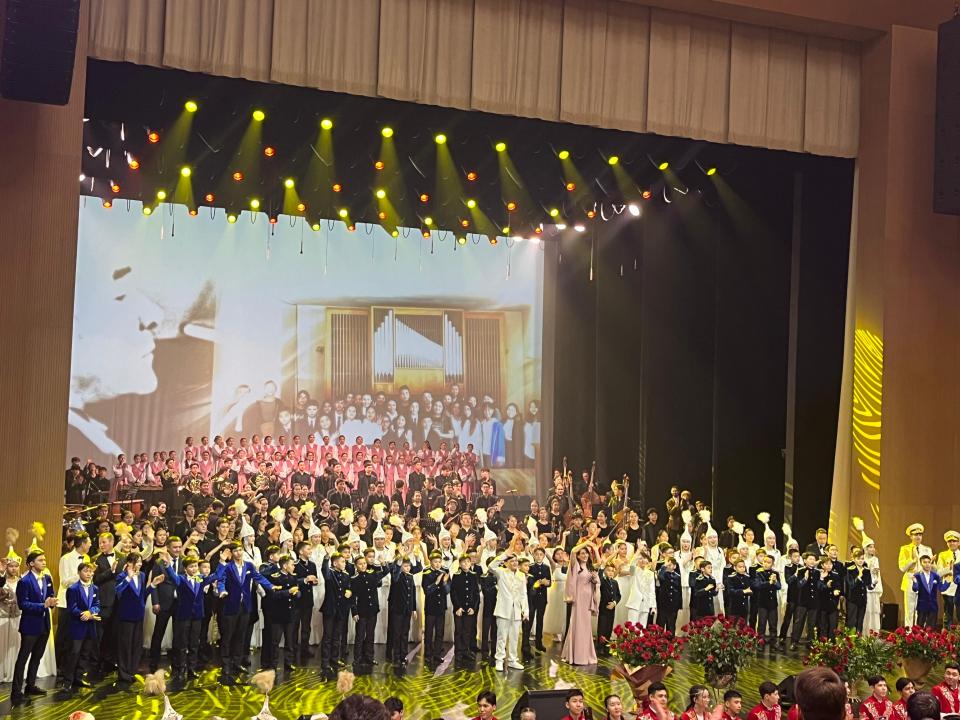 Prezıdent Jubanov atyndaǵy qazaq mýzykalyq mektep-ınternatyn mereıtoıymen quttyqtady