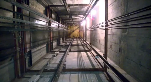 Almatyda jumysshy júk lıftine qysylyp kóz jumdy