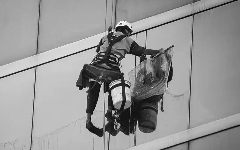 Almatyda alpınıst 12-qabattan qulap ketti