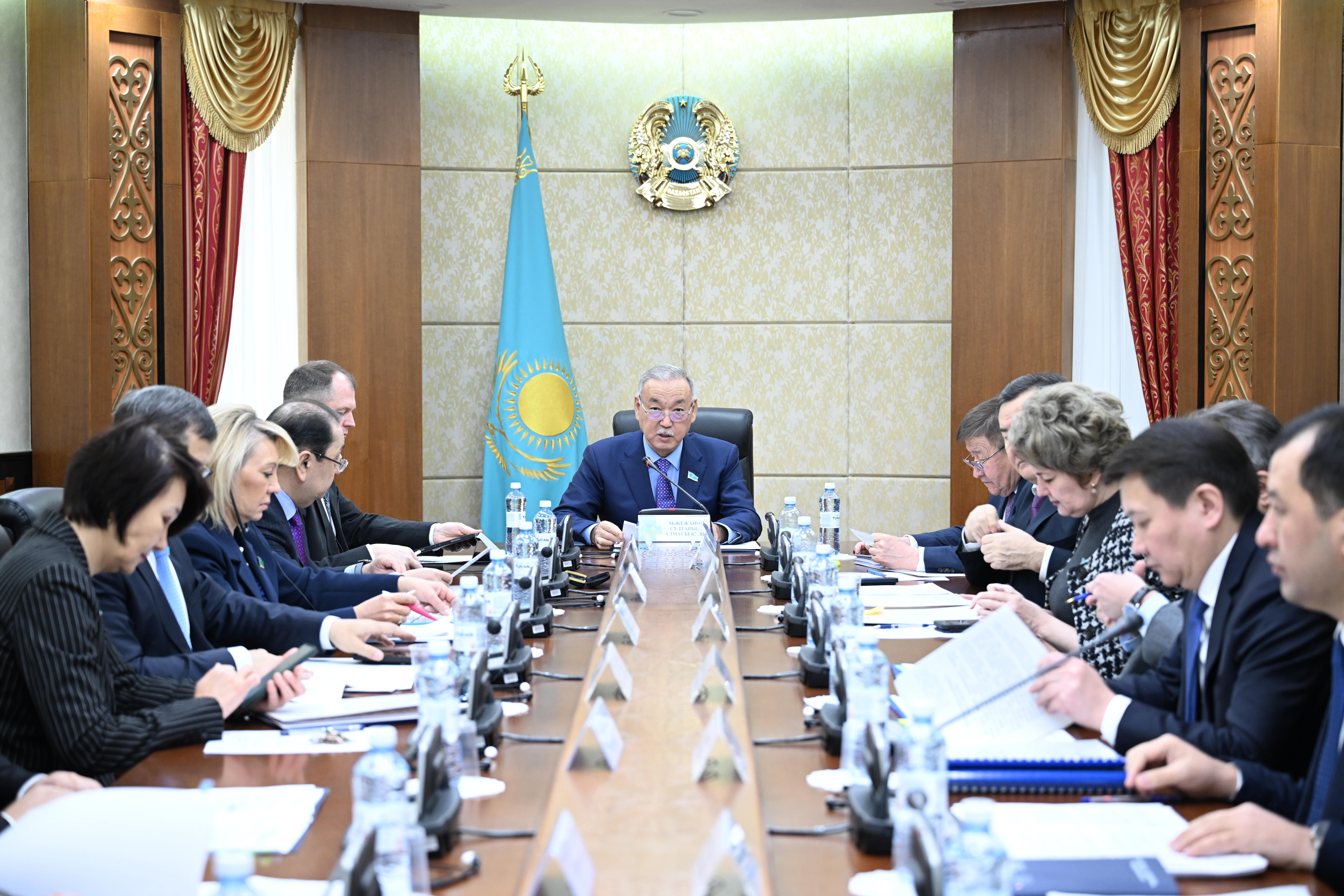 2024-2026 jyldarǵa arnalǵan respýblıkalyq bıýdjet týraly zańǵa túzetýler talqylandy