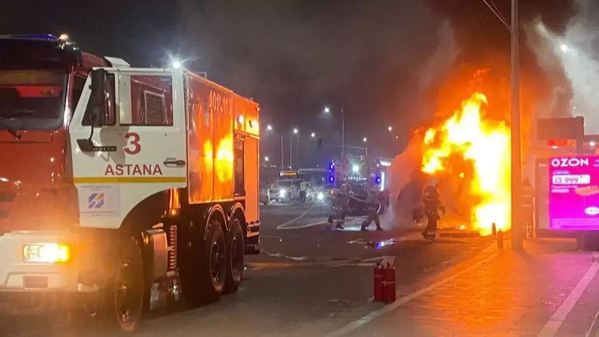 Astanada jolaýshylar avtobýsy órtendi