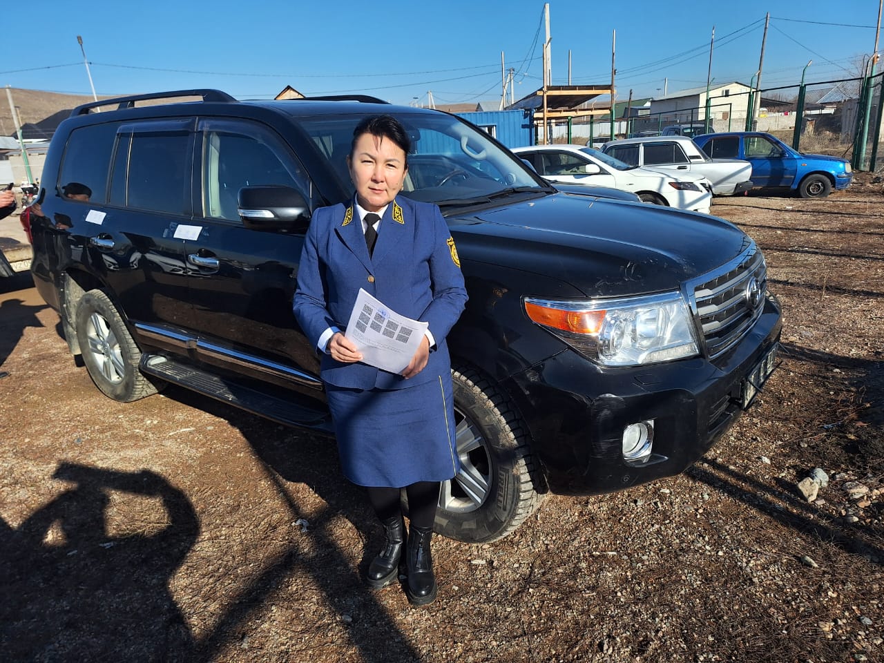 Qomaqty qaryzy bar tulǵanyń qymbat avtokóligi aıyp turaǵyna qoıyldy