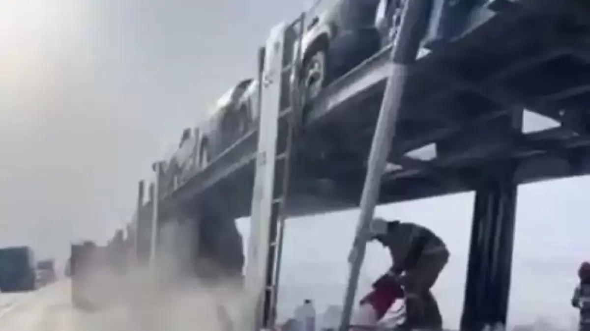 Jambyl oblysynda kólik tıelgen avtotasymaldaýshy órtendi