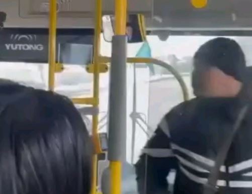 Almatyda jolaýshy avtobýs júrgizýshisine shabýyl jasady