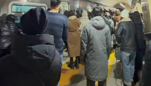 Almatyda er adam metro relsine qulap, kóz jumdy