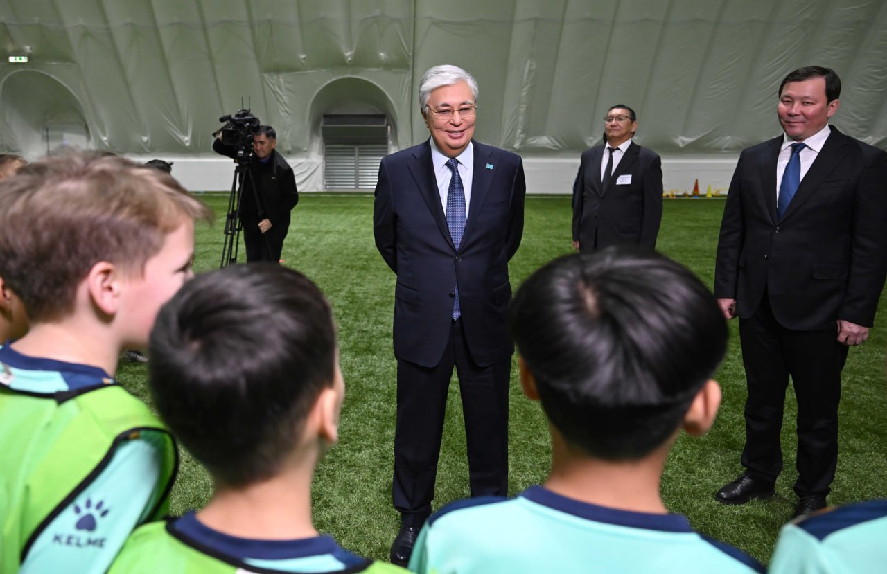 Qasym-Jomart Toqaev balalar fýtbol akademııasyn aralap kórdi