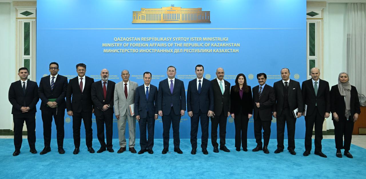 Arab memleketteriniń elshilerimen kezdesti