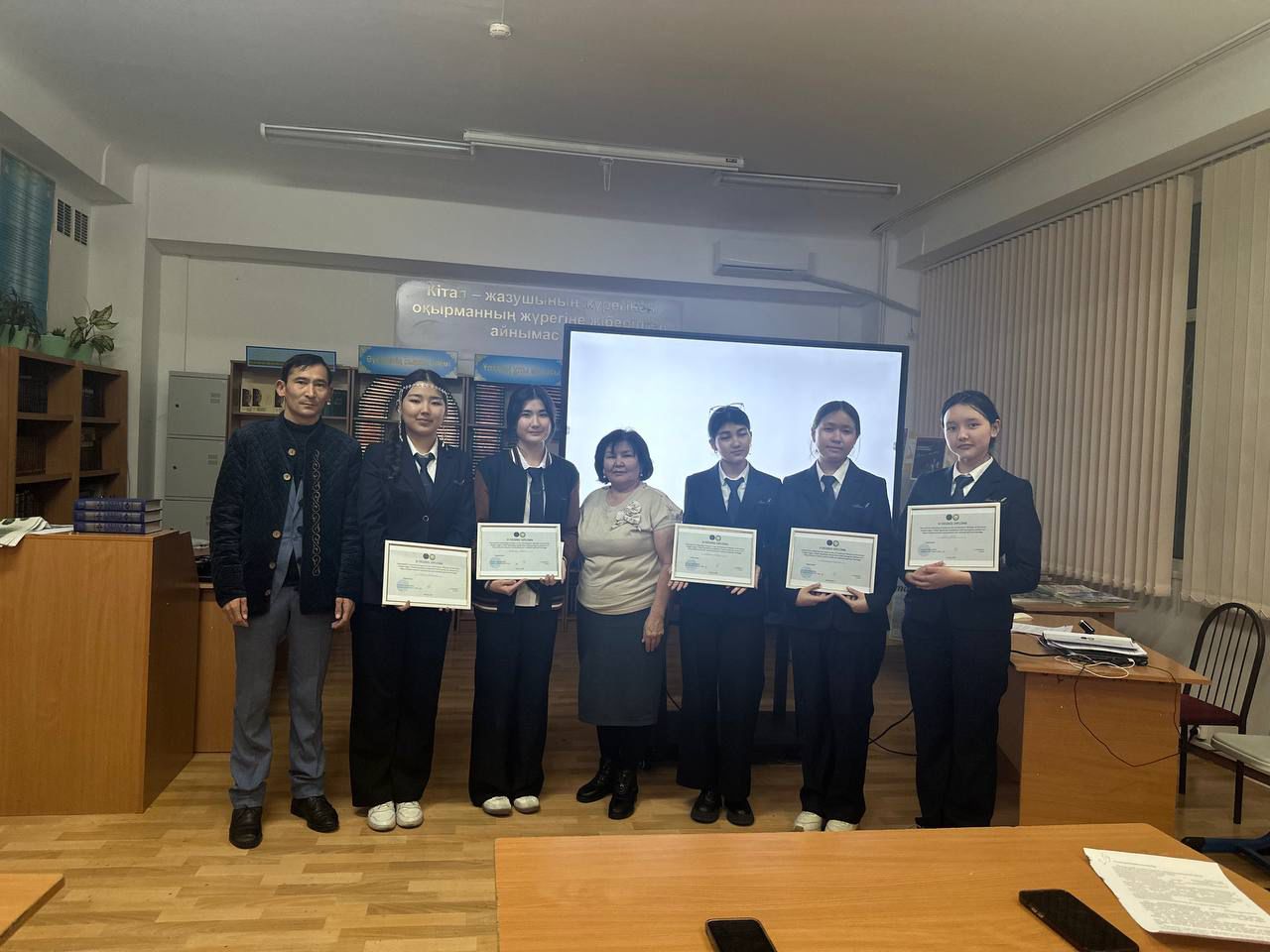 Oqýshylar sheshendik ónerden saıysty