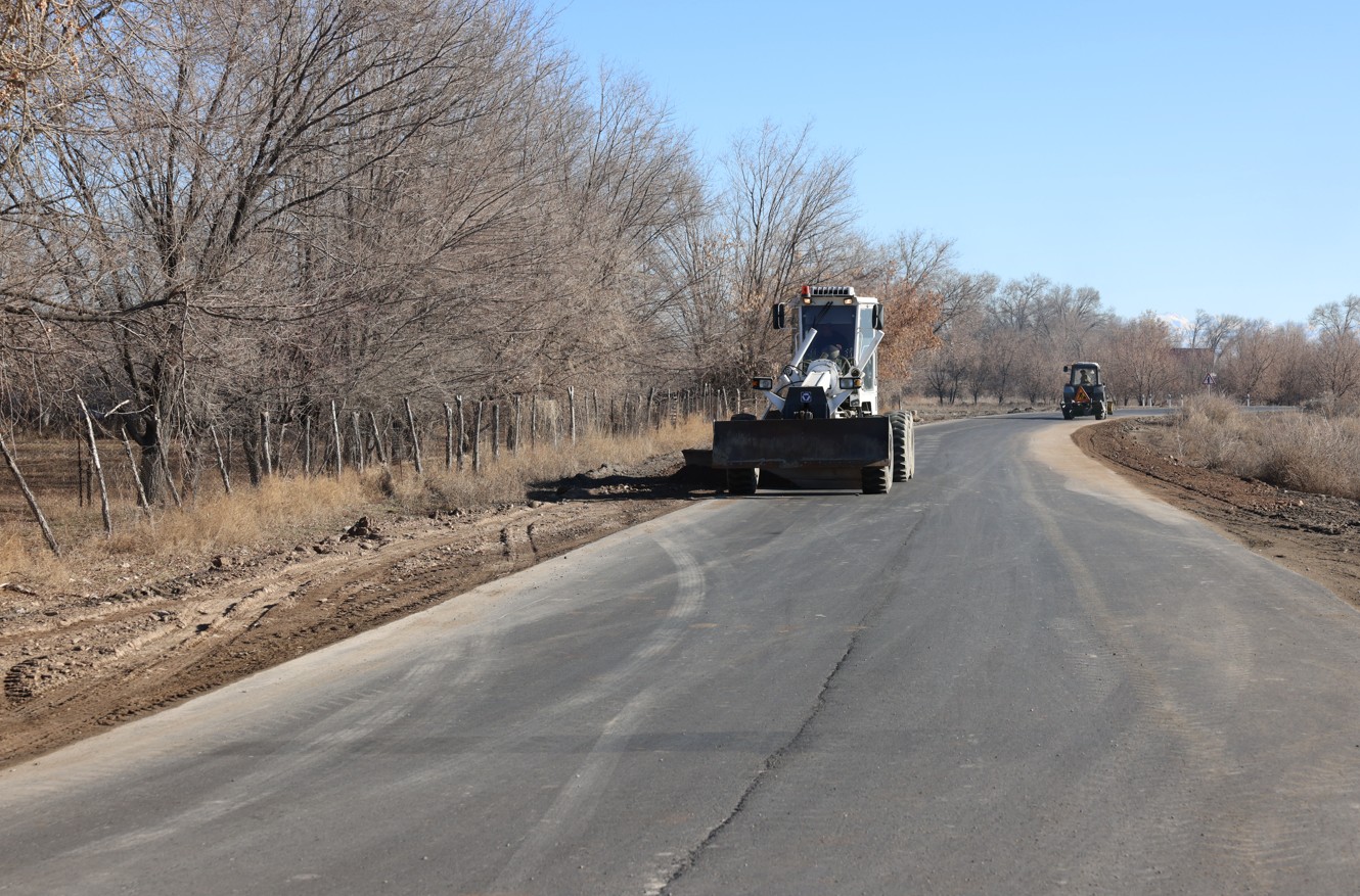 Aýyl joldaryna asfalt tóseldi