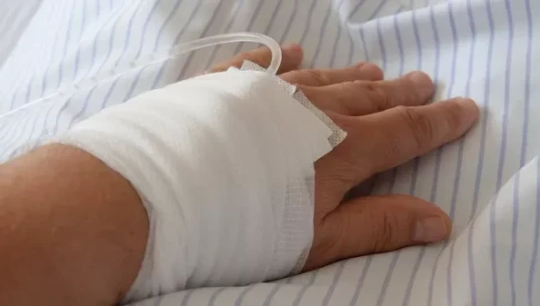 Ekibastuzda oqýshy jylý qubyrynan aqqan sýǵa kúıip qalǵan