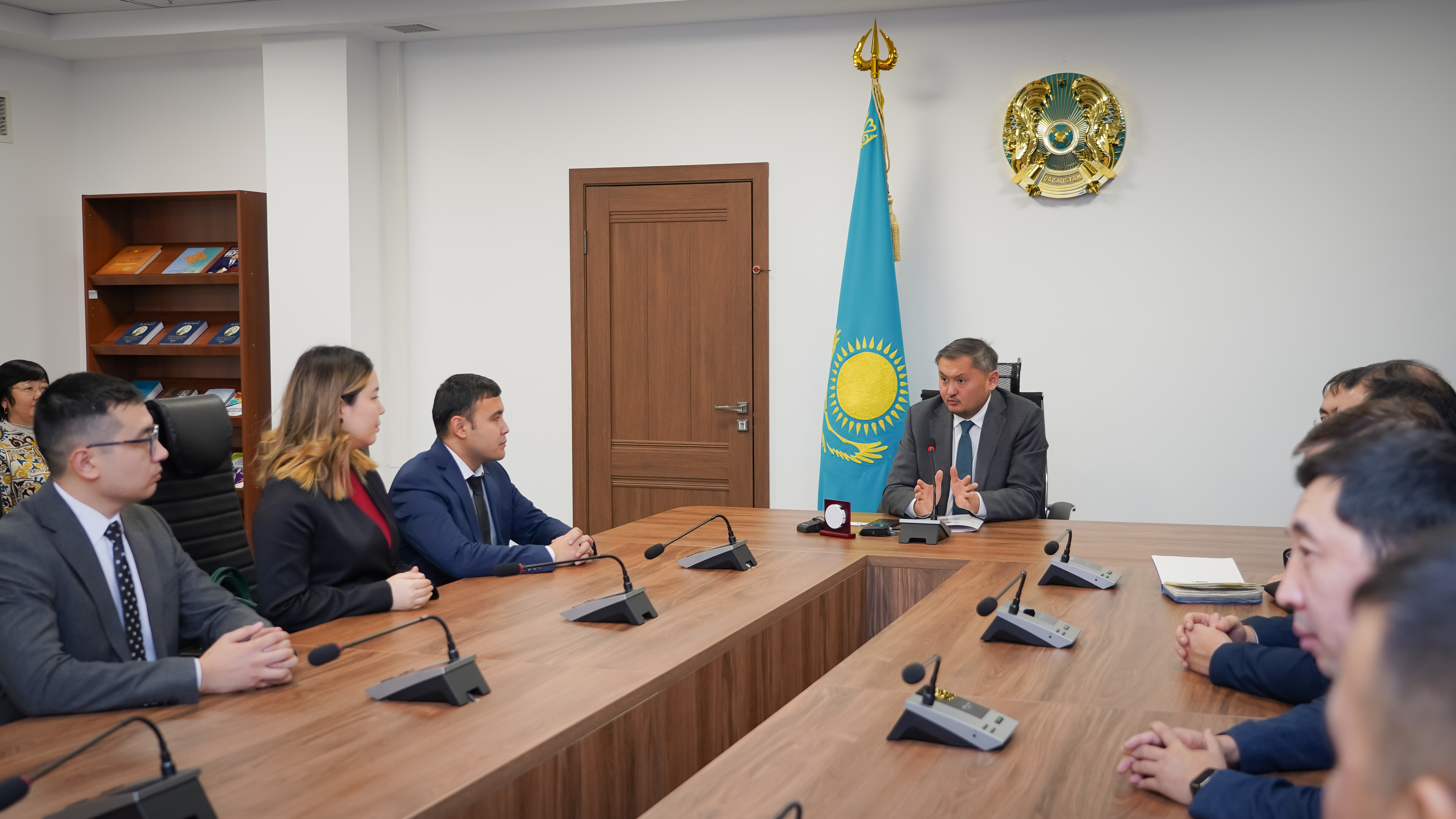 Prezıdent tapsyrmasy: jas ǵalymdarǵa páter sertıfıkattary tabystaldy