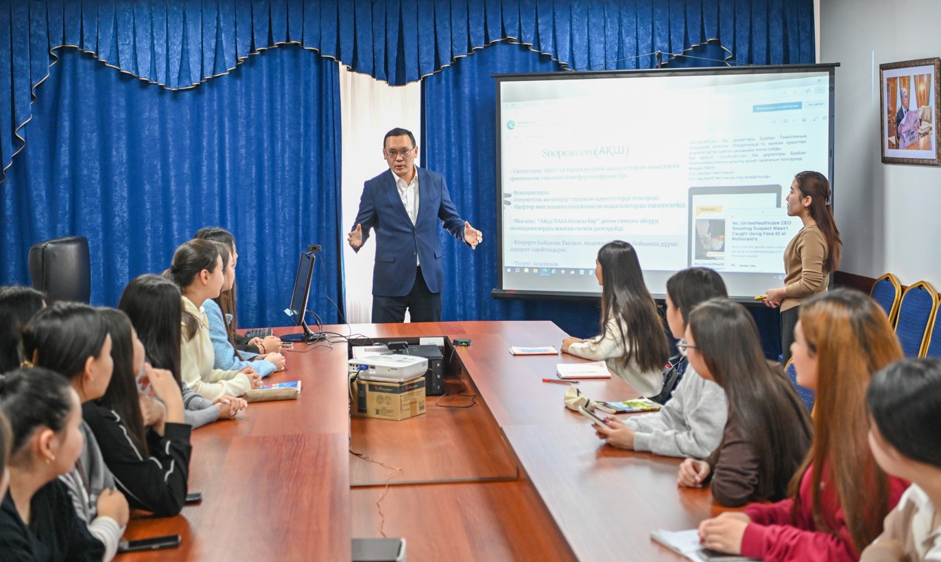 Redaksııada oqyp júr...