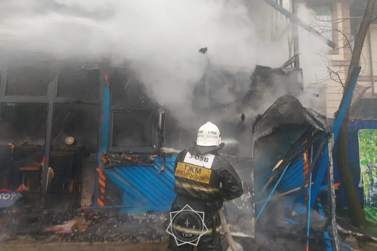 Shymkentte eki qabatty meıramhana otqa orandy