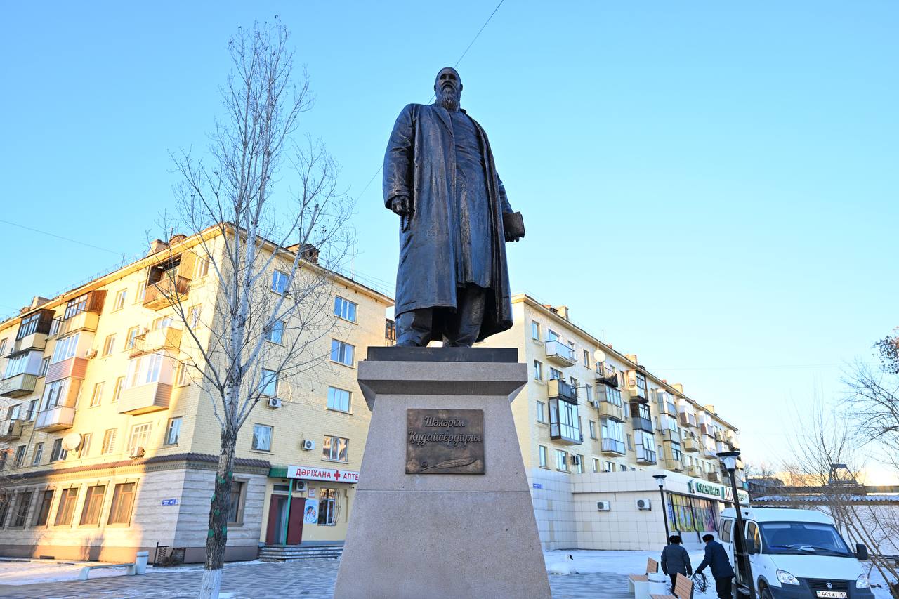 Semeıde Shákárim Qudaıberdiulynyń eskertkishi boı kóterdi