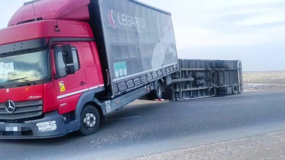 Abaı oblysynda ekpini kúshti jelden júk kóliginiń tirkemesi aýdarylyp qaldy