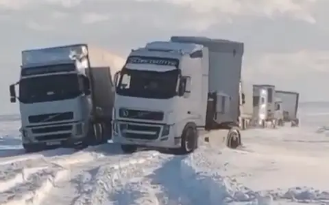 Mańǵystaý oblysynda 13 júk kóligi qar qursaýynda qalyp qoıdy