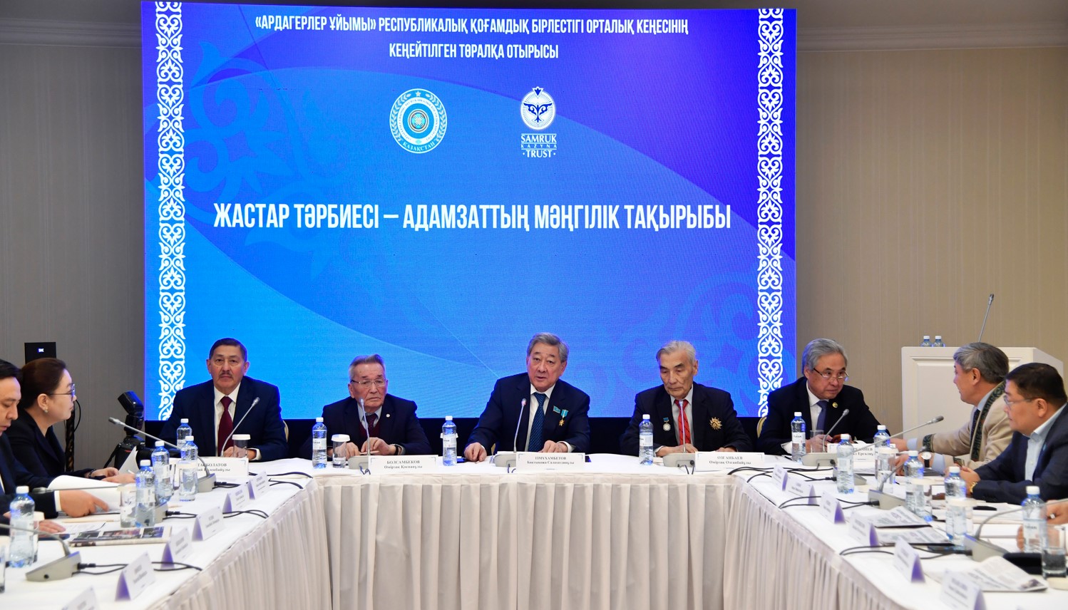 «Ardagerler uıymy» jastar tárbıesine alańdaıdy