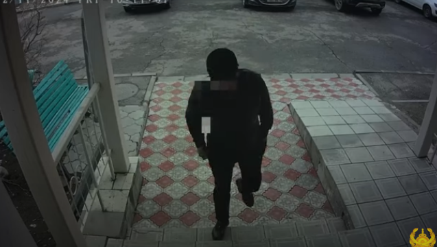 Týysynyń páterin eki ret tonap ketken kúdikti ustaldy