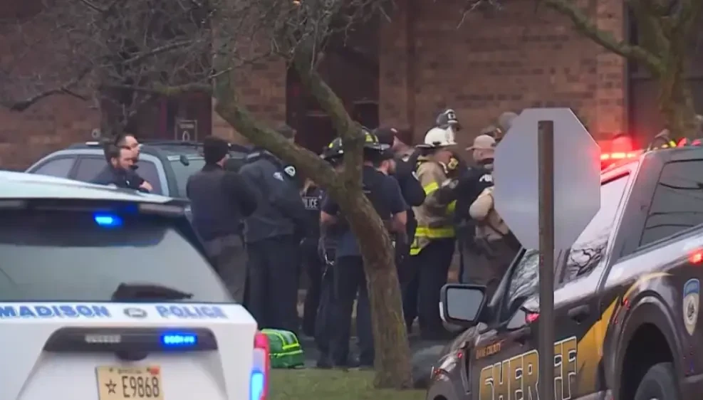 AQSh-taǵy mektepte atys bolyp, úsh adam kóz jumdy