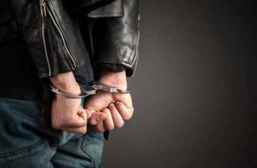 Qylmysqa qatysty aıǵaqtardy urlaǵan polıseı sottaldy