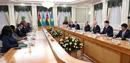 Qazaqstan men Gvıneıa-Bısaý Prezıdentteri keńeıtilgen quramda kelissóz júrgizdi