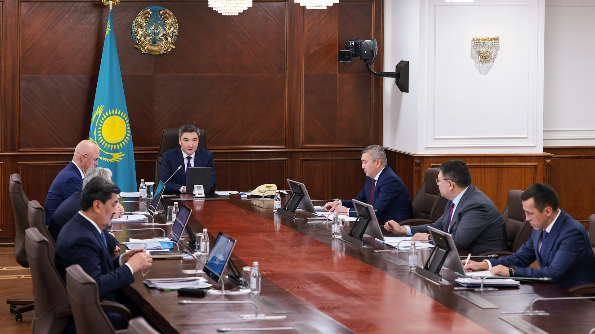 Shıkizattyq emes sektordyń úlesi artty