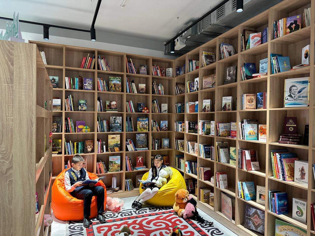 Kitaphana aýyldy órkenıetke jalǵaıdy