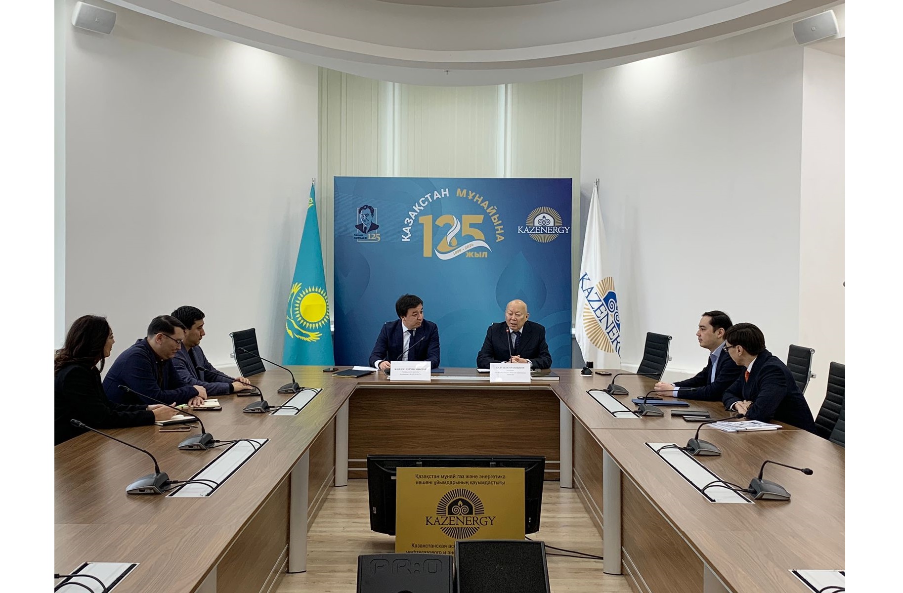 Munaı salasy boıynsha mańyzdy qujattarǵa qol qoıyldy