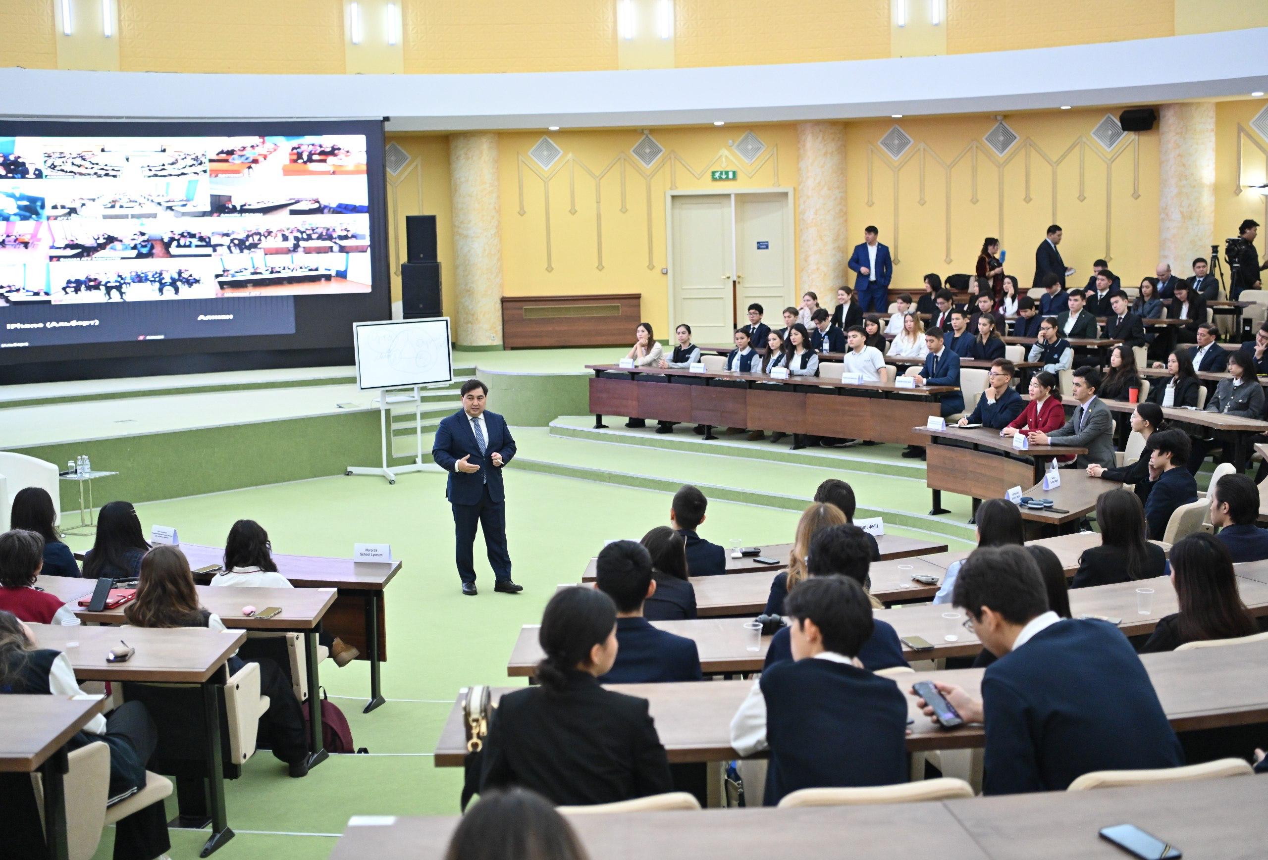 Elorda jastary memlekettik qyzmettiń jańa múmkindikterin talqylady
