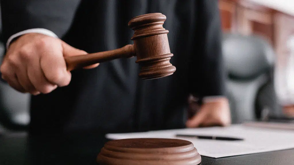 SQO sotynyń tóraǵasy iri kólemde para alǵan jerinde ustaldy