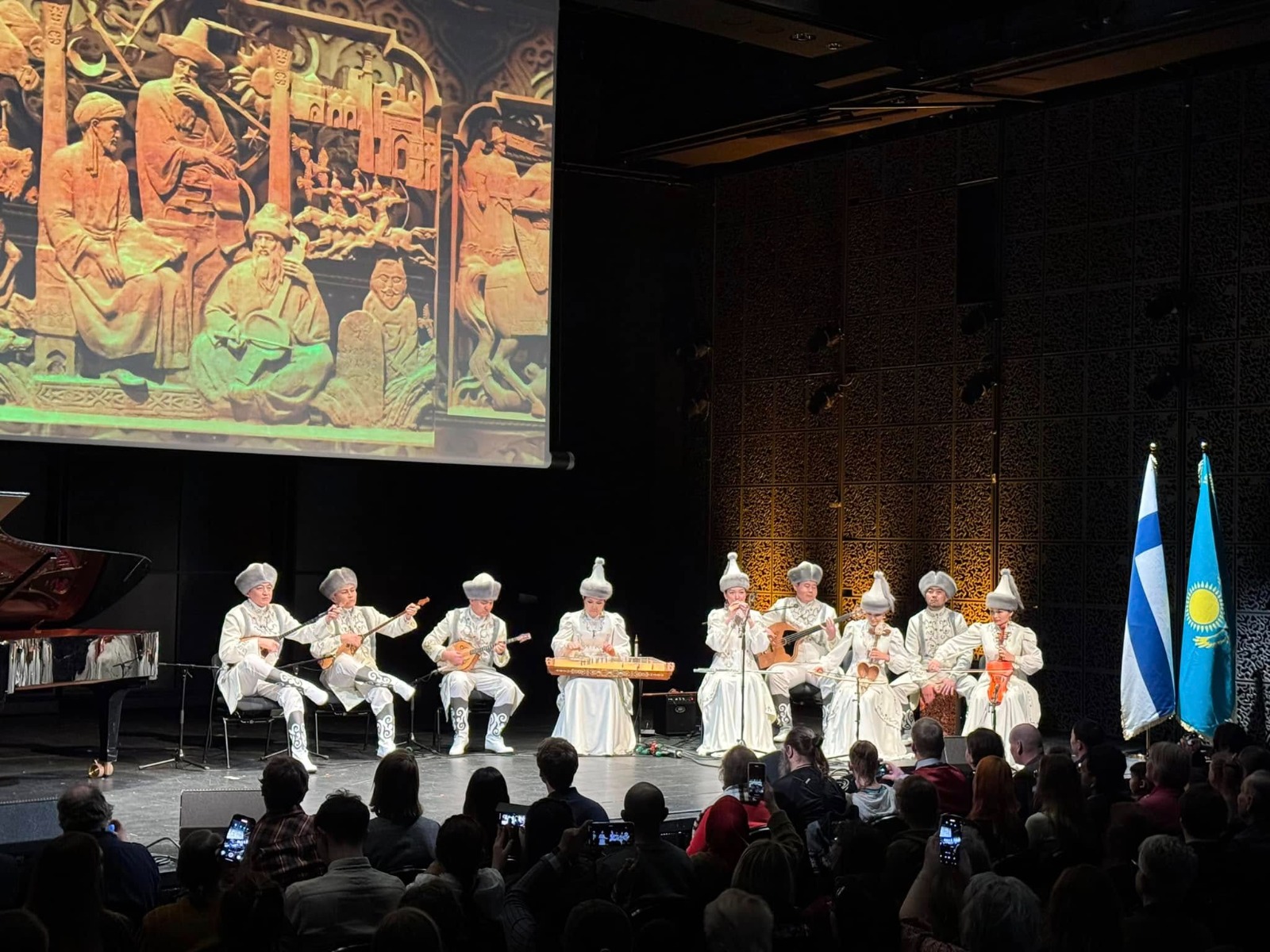 Qazaq ónerimen tanysty