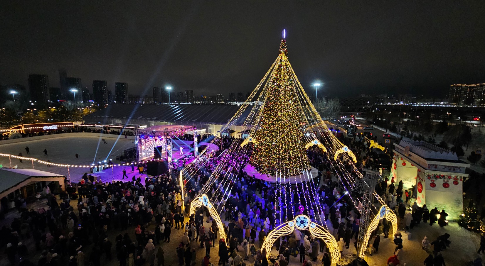 Juldy­zdaı jarqyraǵan jasyl shyr­sha