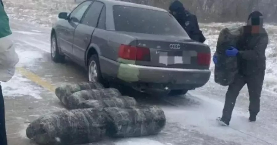 Qaraǵandy oblysynda kólikten 13 qap marıhýana tárkilendi