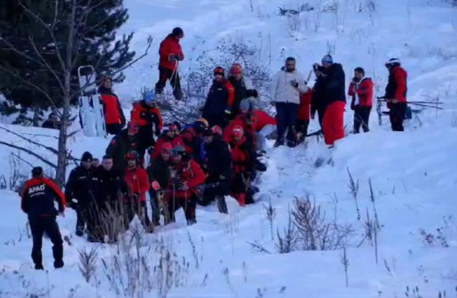 Túrkııada qar kóshkini astynda qalǵan sportshy kóz jumdy