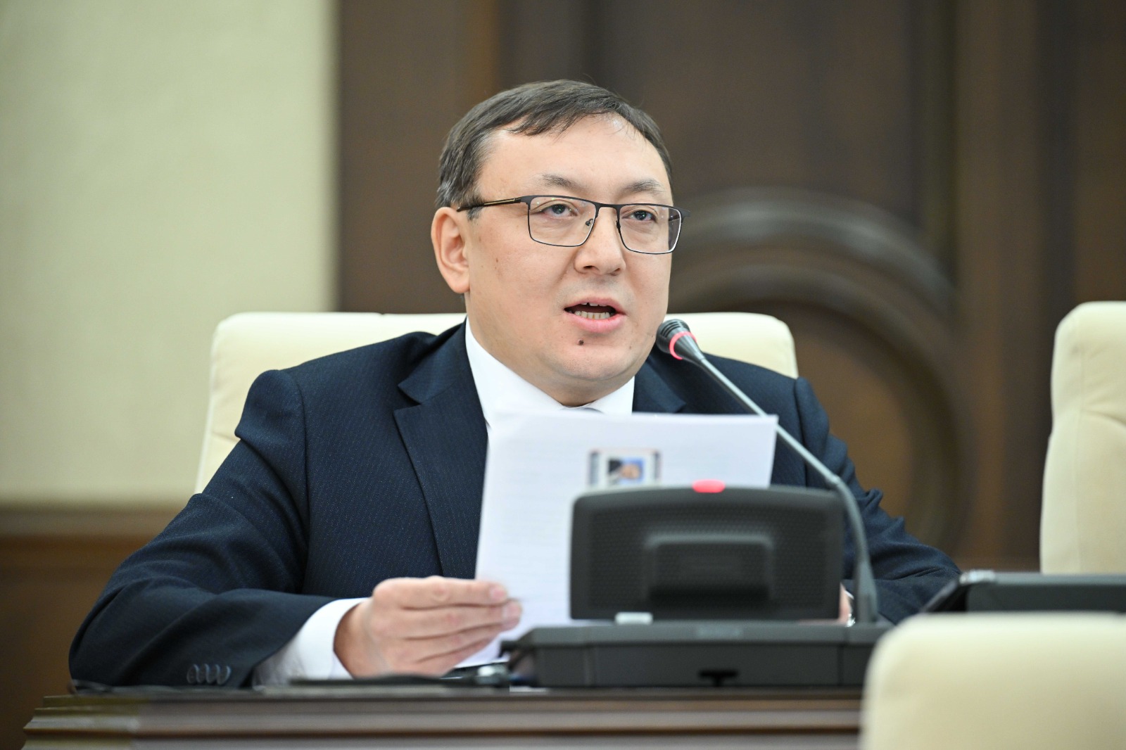 Múgedek balalardyń ata-analaryn zeınetke erte shyǵarý usynyldy