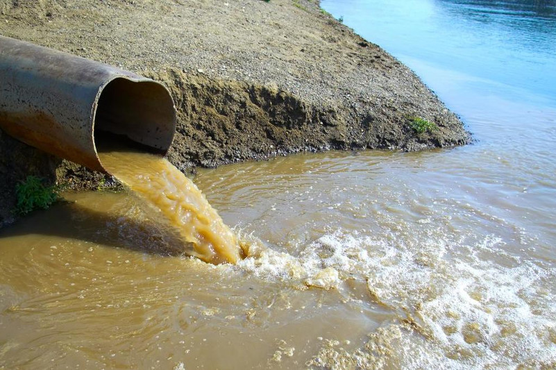 Káriz sýy ózenge quıylyp jatyr