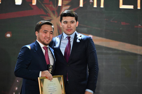 Eldos Smetov aǵylshyn tilin úırený úshin shetelge attanady