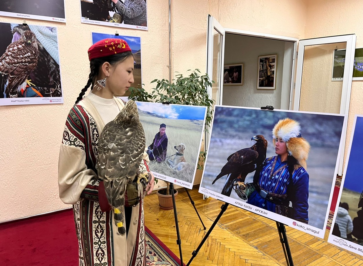 Salbýryndy sýretten tamashalady