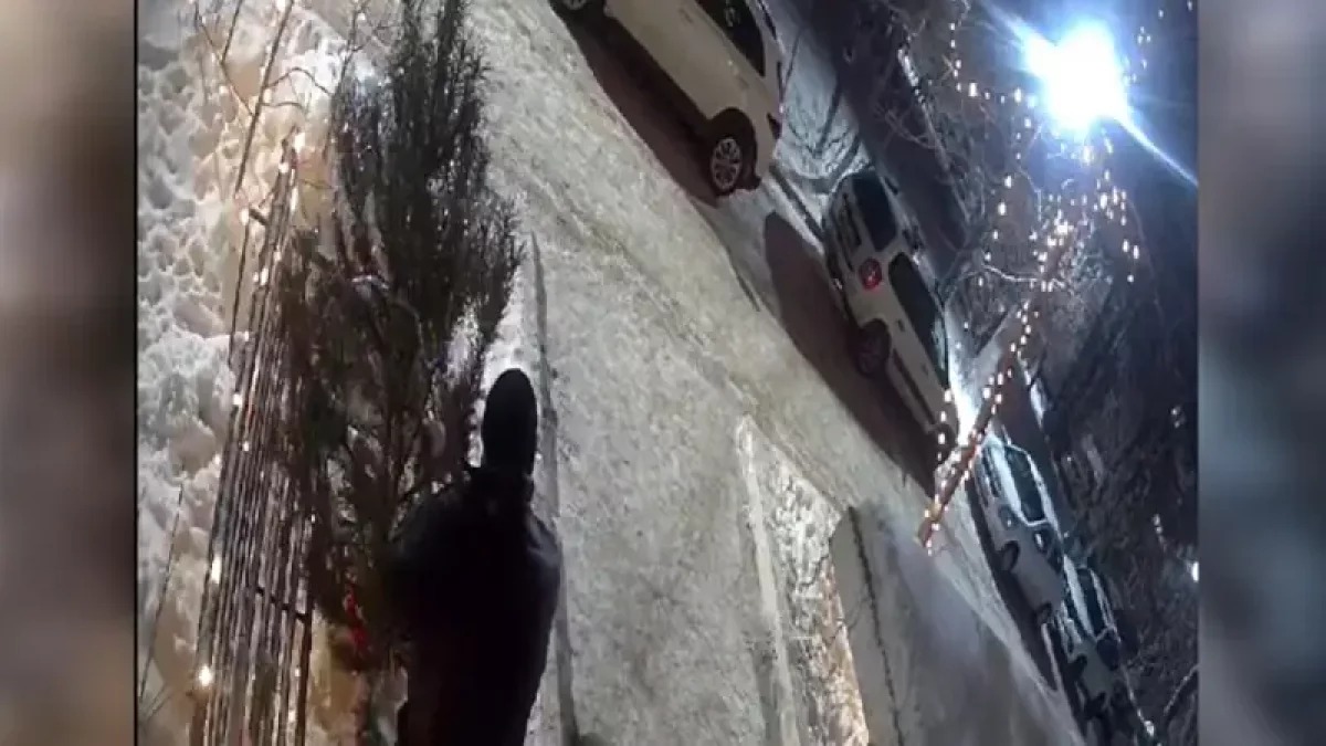 Oral turǵyny aýladan jańa jyldyq shyrshany urlap ketken