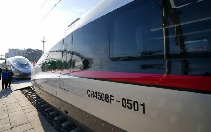 450 km/saǵ jyldamdyqpen júıtkıtin poıyz tanystyryldy