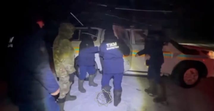 Qutqarýshylar aýyr naýqasty aýrýhanaǵa jetkizdi