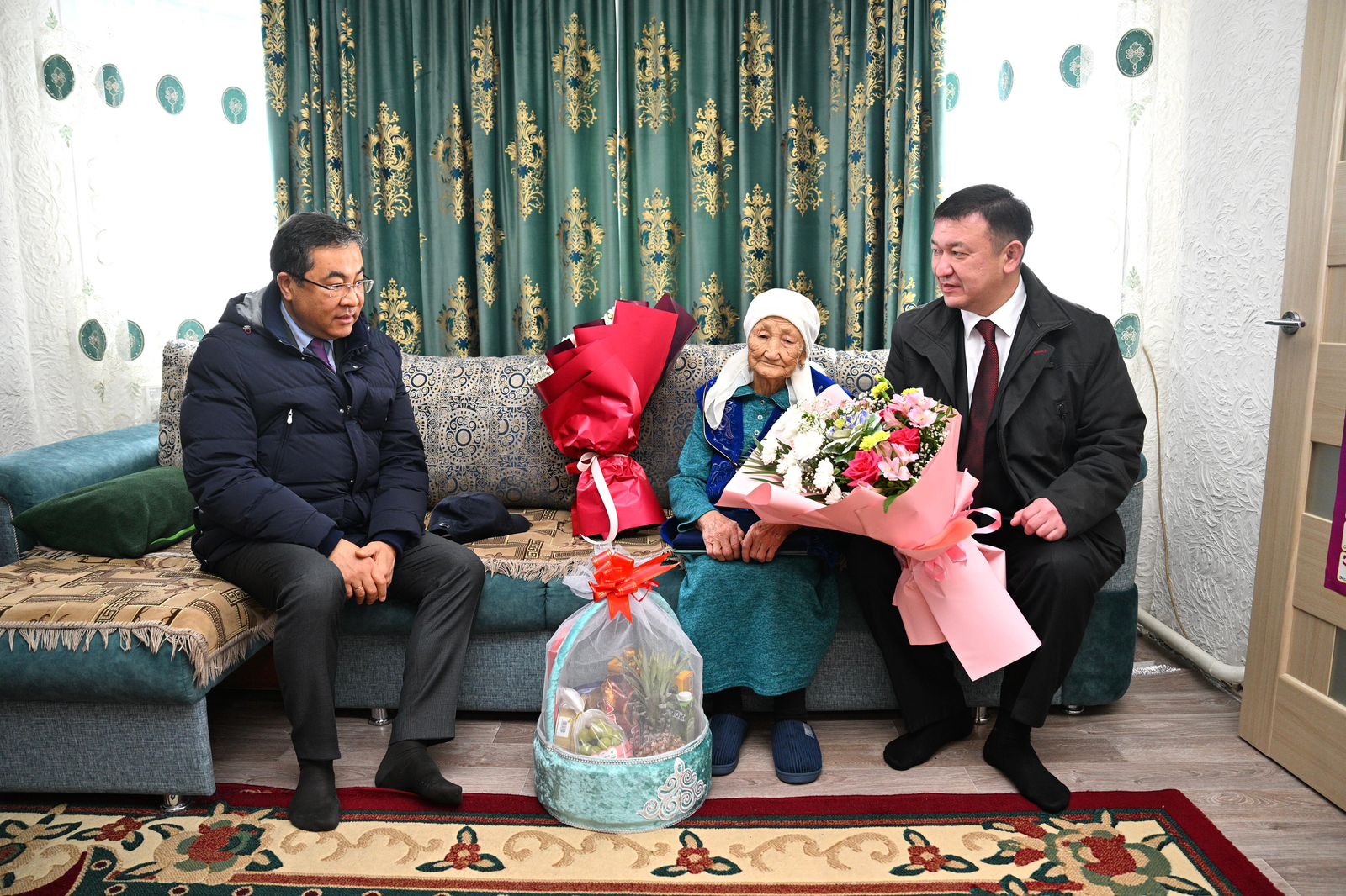 Abaı oblysynyń ákimi ǵasyr jasaǵan anany quttyqtady