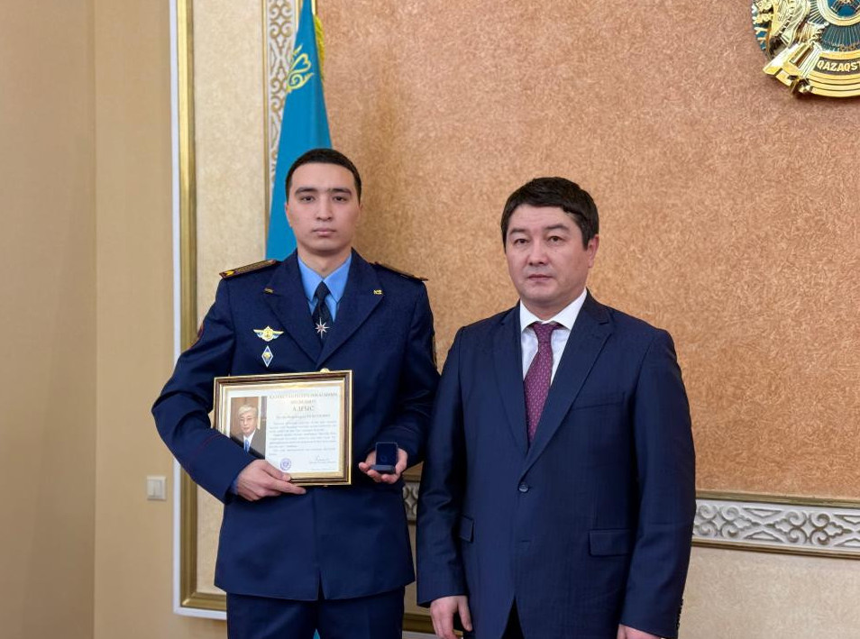 Aqtaýdaǵy ushaq apaty: 10 qutqarýshyǵa memlekettik nagrada tabystaldy